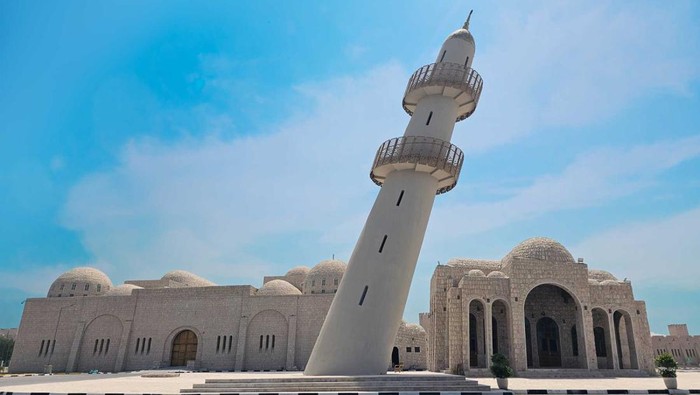 menara-masjid-sengaja-dibangun-miring